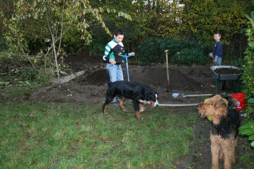 Kinder bei Gartenarbeit.jpg